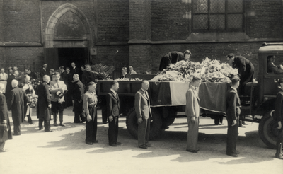 92822 Afbeelding van de begrafenisplechtigheid van leden van de B.S. (Binnenlandse Strijdkrachten) die in een ...